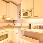 Lägenhet Swimming Pool With Private Parking
